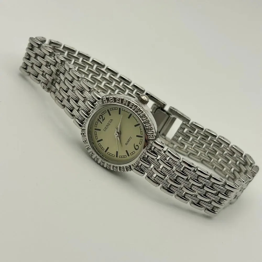 Geneva Women's Watch Silver Tone Two Tone Gold Dial Quartz Working New Battery - Picture 4 of 8